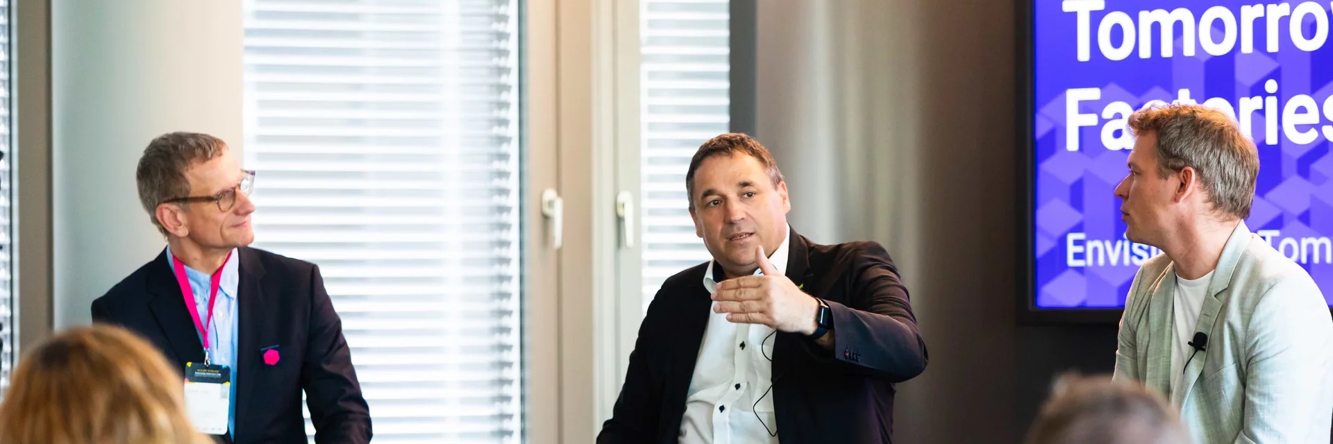 Oliver Viel moderating the panel at Envisioning Tomorrow's Code, EY Berlin